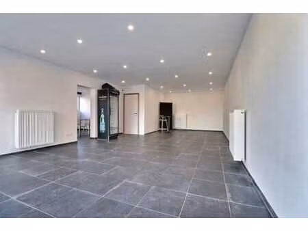 situé à proximité immédiate du bultia  sur un axe fréquenté