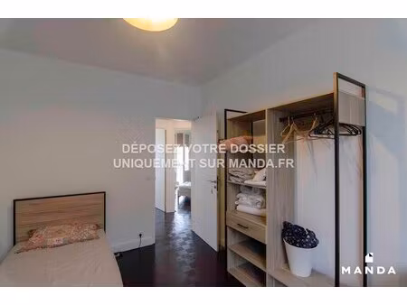 grande chambre meublée