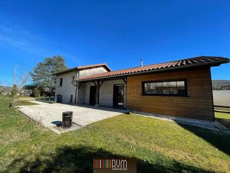 jolie maison de campagne rénovée avec grand terrain plat