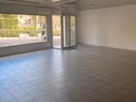 exclusivite   manosque  local commercial de 144 m² en rdc de l'immeuble du manuesca