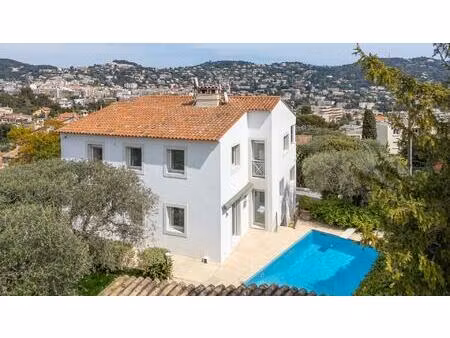 villa contemporaine avec jardin et piscine au centre-ville