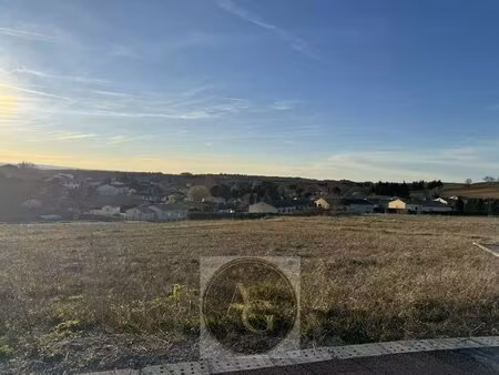 terrain constructible et viabilisé avec vue sur les collines