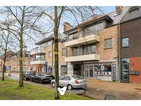 goed onderhouden appartement met 2 slaapkamers en ondergrondse staanplaats in het centrum 