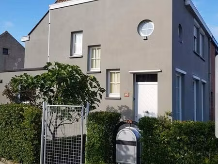 instapklare gezinswoning met o.a. 3 slaapkamers  zonnige tuin en hobbyruimte te blankenber