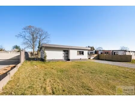 idealis vastgoed - charmante instapklare gezinswoning met een lichtrijke leefruimte  moder