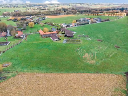 prachtige te renoveren hoeve op meer dan 2 hectare!