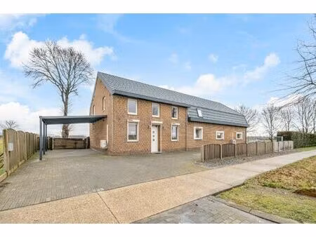 vrijstaande  zeer verzorgde woning met aangrenzende  uitgeruste stalling/loods op een perc