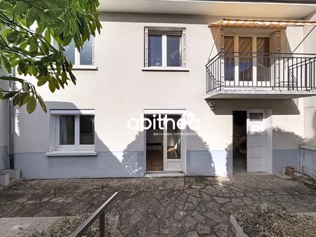 jolie maison de ville avec terrain et garage.