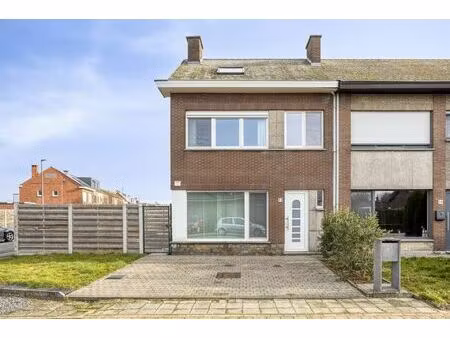 halfopen bebouwing met 2 (mog. 3) slaapkamers en garage.