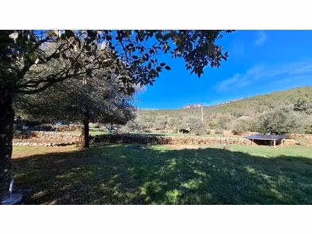cabanon sur terrain agricole de 3 300 m2 à cuers (var)