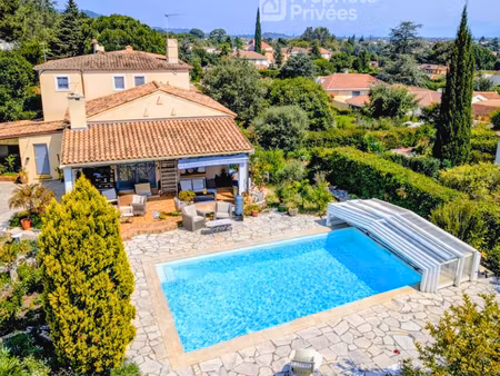 rare sur le secteur - villa d'environ 125m² - piscine couverte