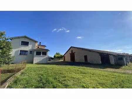 maison spacieuse avec dépendances et terrain clos. chambre au rdc. commerces à pied.