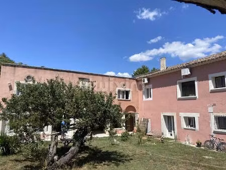 ensemble immobilier sur terrain clos arboré avec piscine