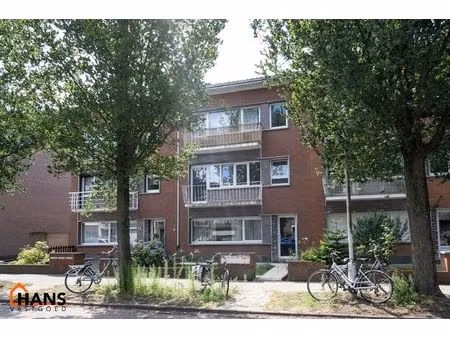 deels gerenoveerd appartement op de 1ste verdieping met ruim terras ( zonder lift)