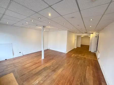 a louer - bureaux avec vitrine - proche place du marché