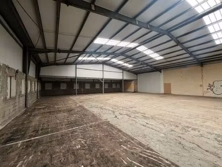 location local industriel 2566 m² à landivisiau (29400)