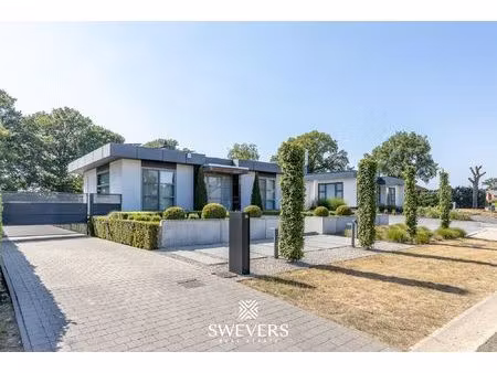 prachtige eigentijdse bungalow met mooi aangelegde  rustige tuin