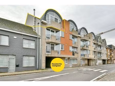 dakappartement met 3 slaapkamers en garagebox in centrum van gistel