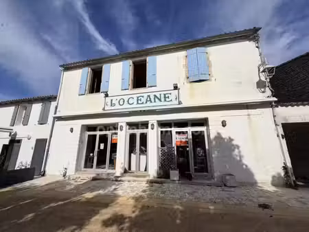 immeuble murs avec commerces et licence à ars en ré 17590