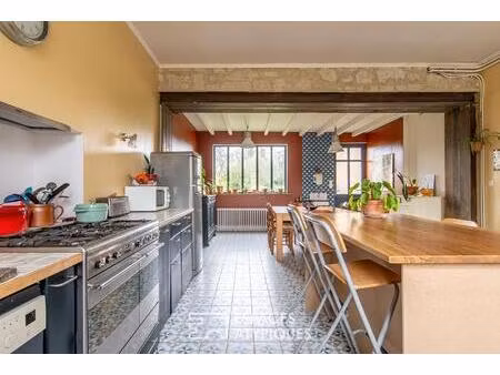 maison de caractère avec grange et jardin arboré en coeur de village.