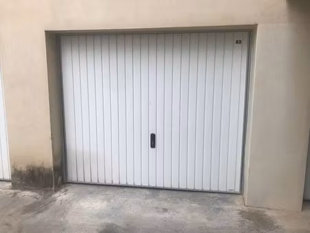 location commerce à nîmes (30900)