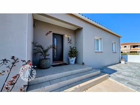 villa 3 faces récente de plain pied dans un lotissement calme de brouilla