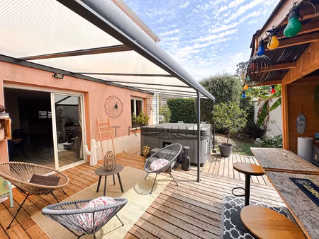 villa récente avec terrasse  spa et cuisine d'été au passage