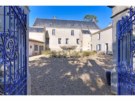 château 17e en anjou sur 3 hectares avec piscine entre saumu