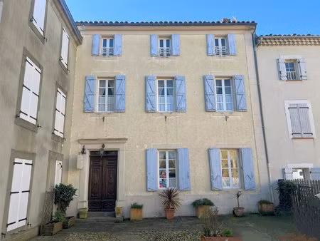ensemble de bâtiments de caractère comprenant une résidence principale  une maison d'amis.