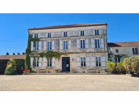 manoir et domaine exceptionnels situés sur un terrain de 2.8 hectares