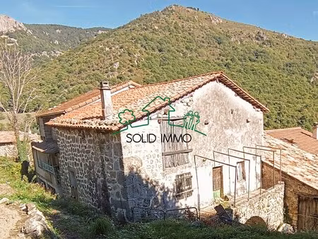 maison de village en pierre sur la commune de labastide sur besorgues