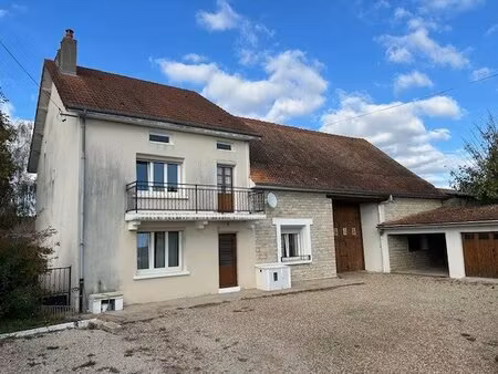 maison 3 chambres (135m²) avec grand terrain et dépendances.