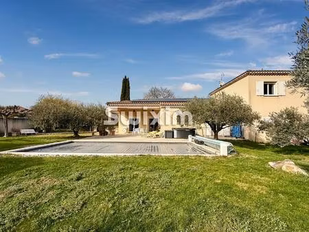 villa avec piscine  grand garage et superbe terrain !