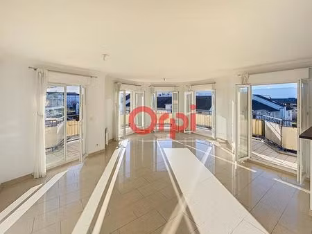 location commerce 4 pièces 85 m² à saint-julien-en-genevois (74160)