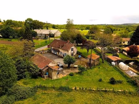 ancienne ferme en pierre avec grange séparée et jardins arborés à vendre