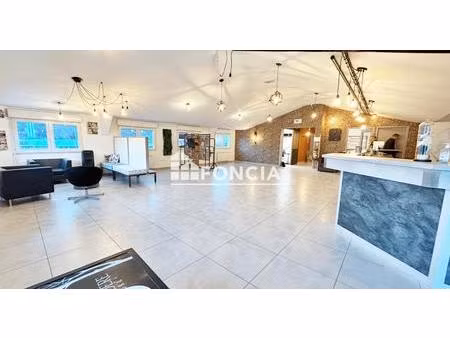 local commercial avec acces pmr et grand parking