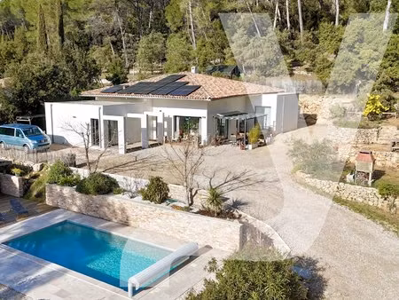 villa contemporaine avec piscine.