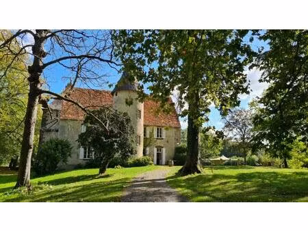 manoir du xvieme  2 corps de ferme  un étang et 22 ha de territoire