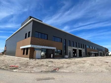 location commerce 2586 m² à saint-priest (69800)