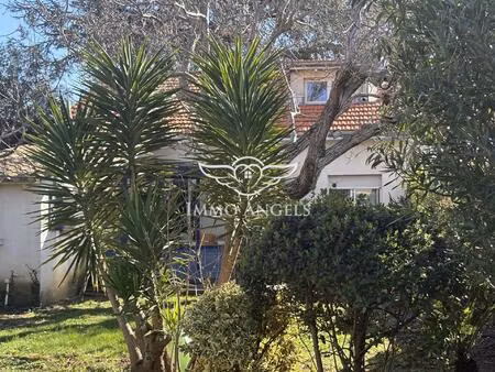 mauguio centre-superbe batisse avec cachet-terrain arbore de 442