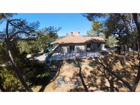 propriété en pierre avec piscine et vue dominant