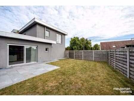 maison économe en énergie avec garage et jardin