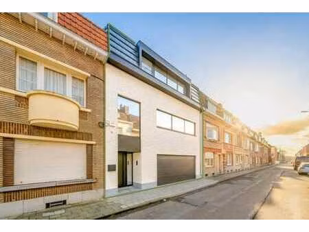 très belle et vaste maison d'architecte.