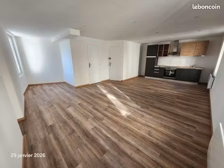location appartement au 1er étage d'une maison de bourg à crémeaux