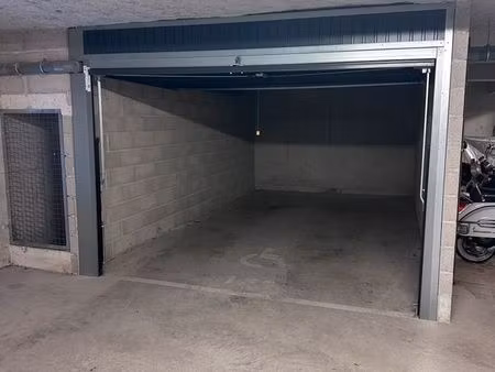 location box garage fermé 13007
