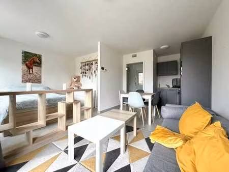 lumineux studio avec terrasse.