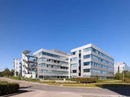 bureaux situés à 500 m du ring r0.