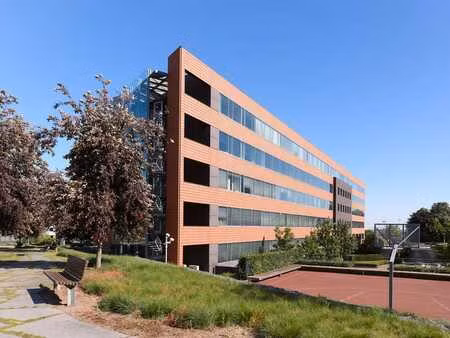 bureaux situés à 500 m du ring r0.