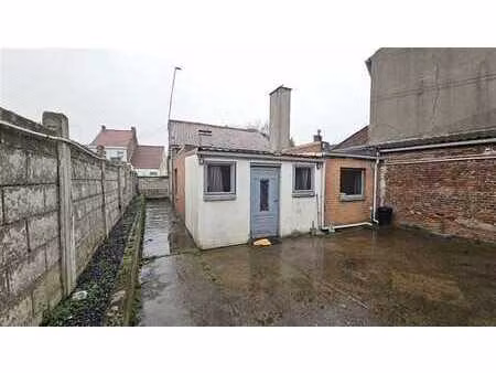 maison à rénover + garage et cour