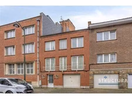 charmante maison avec beaucoup de potentiel.